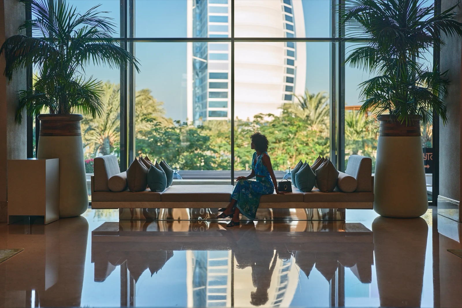 Лобби отеля с видом на Burj Al Arab