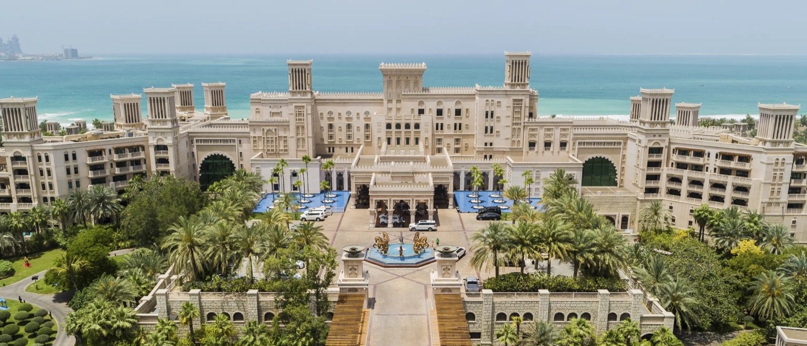 Дворец Al Qasr с высоты: ветряные башни, каналы и частный пляж