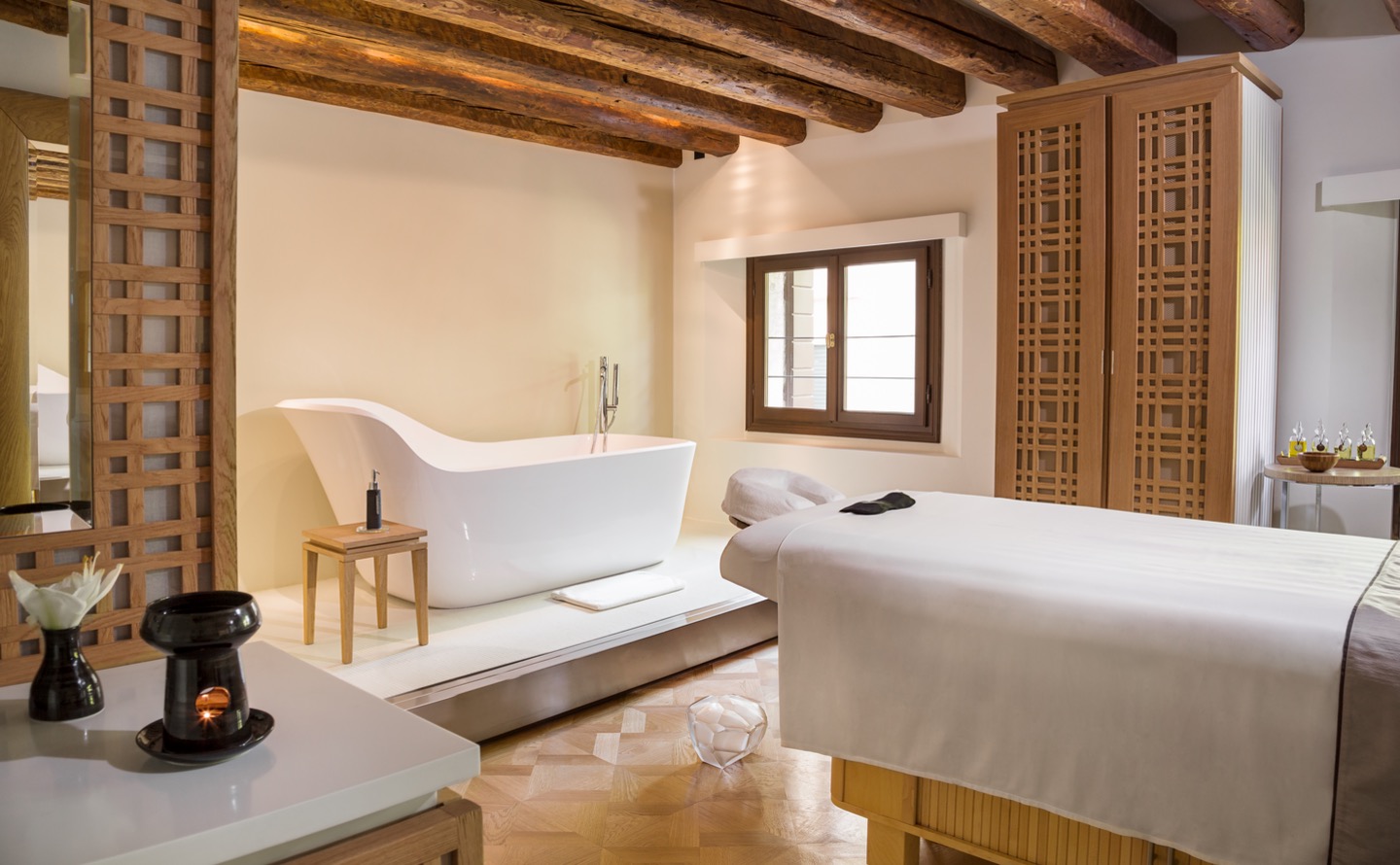 Процедурный кабинет Aman Spa под историческими деревянными балками
