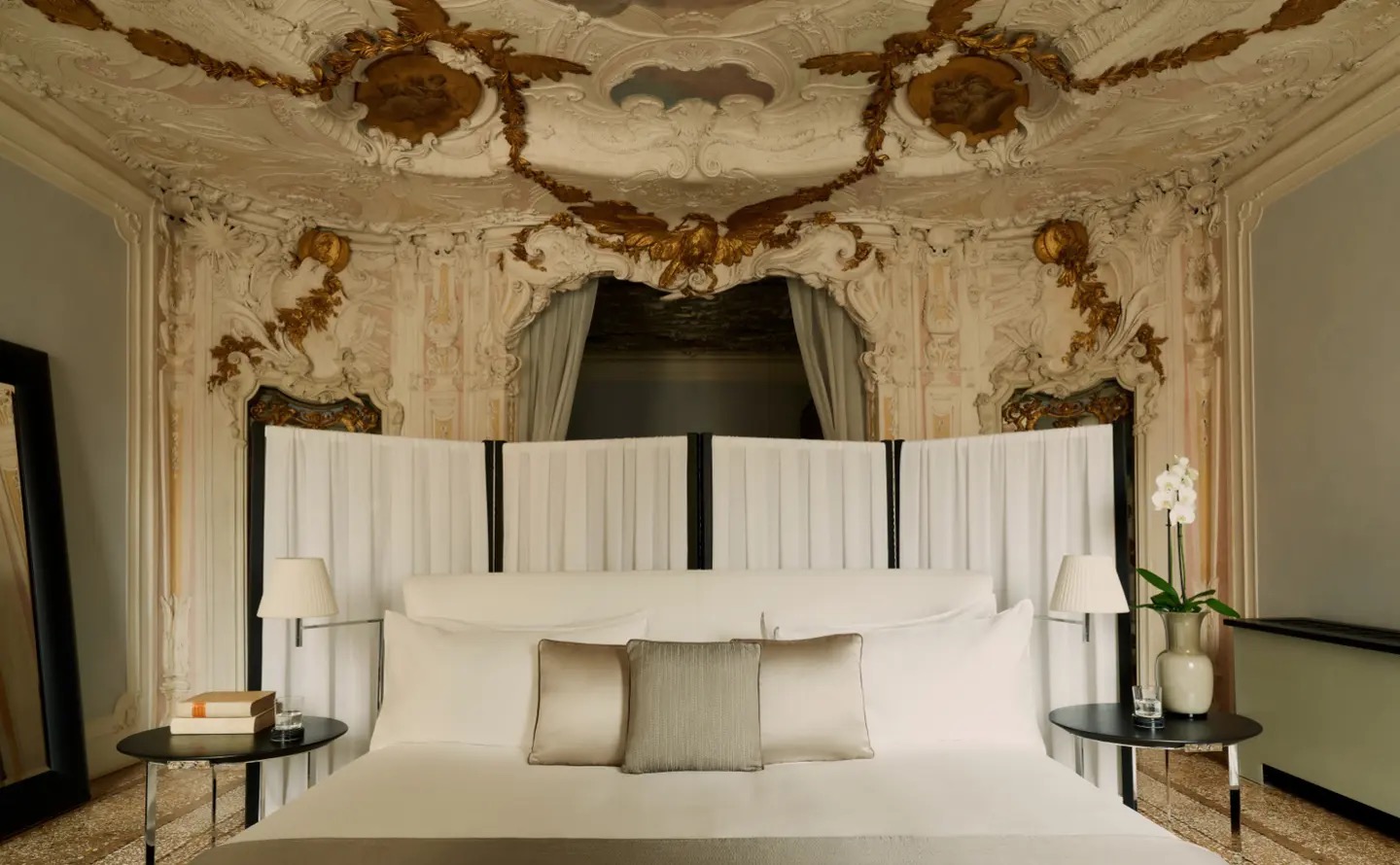 Alcova Tiepolo Suite: спальня под рокайльной лепниной и фресками piano nobile