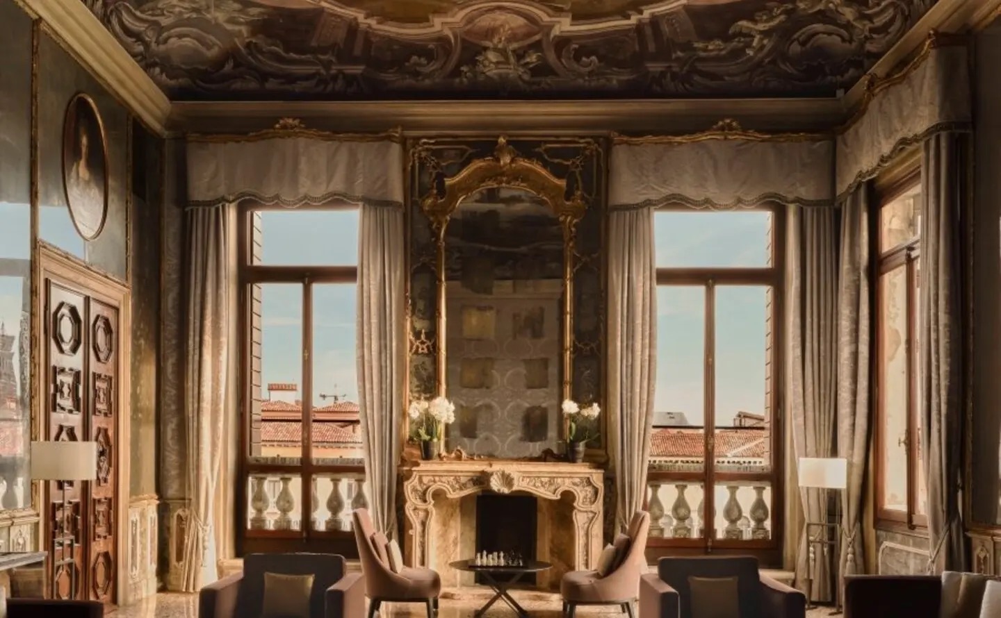 Tiepolo Room: фрески, резной камин и окна на Гранд-канал