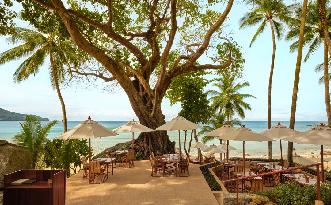 Сервировка на The Beach Terrace с видом на море