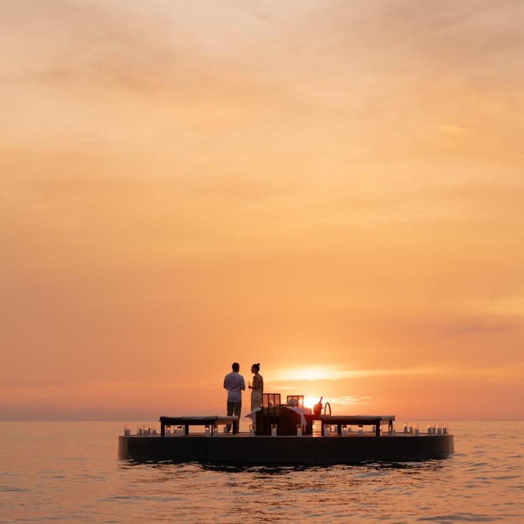 Морская платформа в Андаманском море на закате