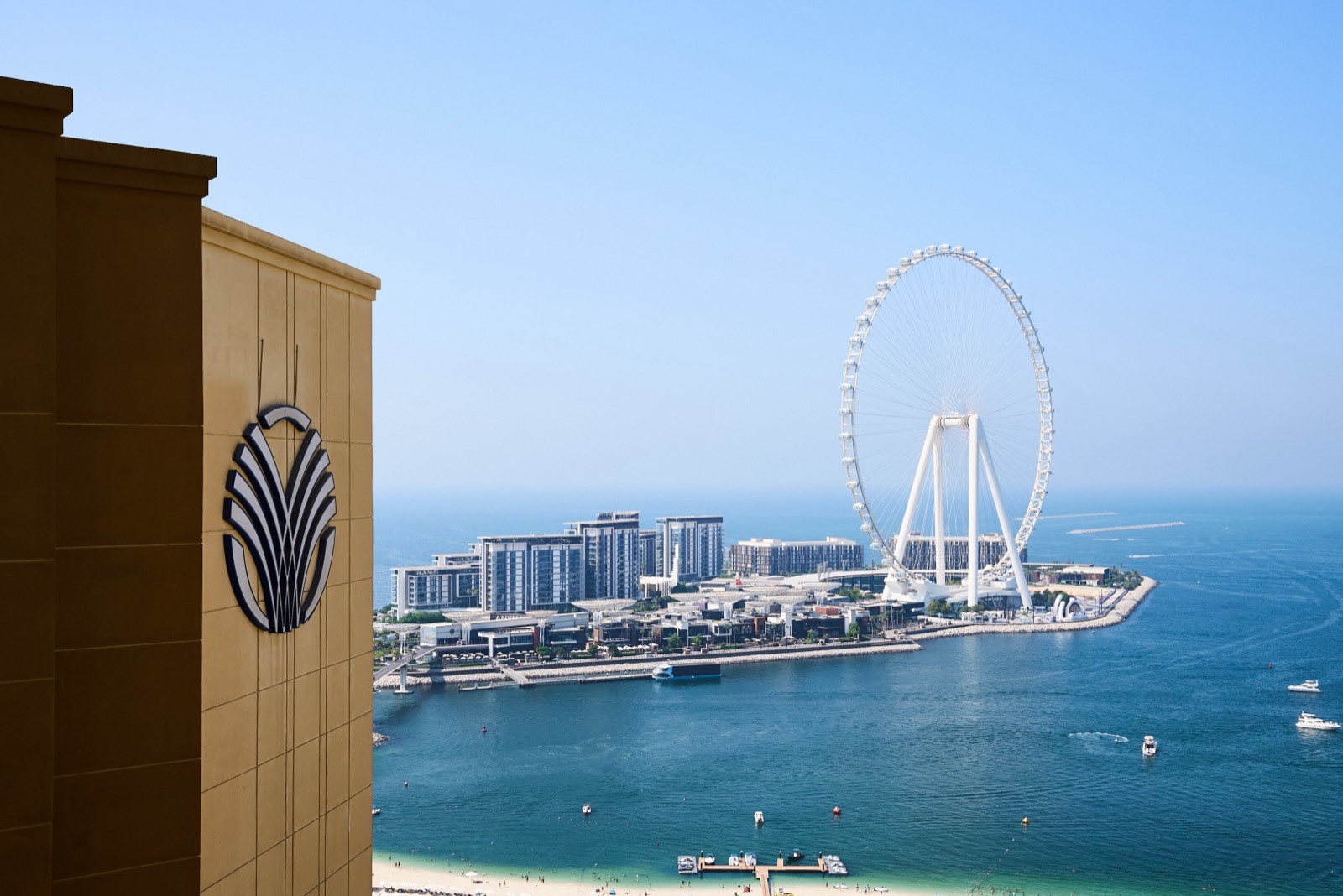 Фасад отеля на The Walk с видом на колесо обозрения Ain Dubai