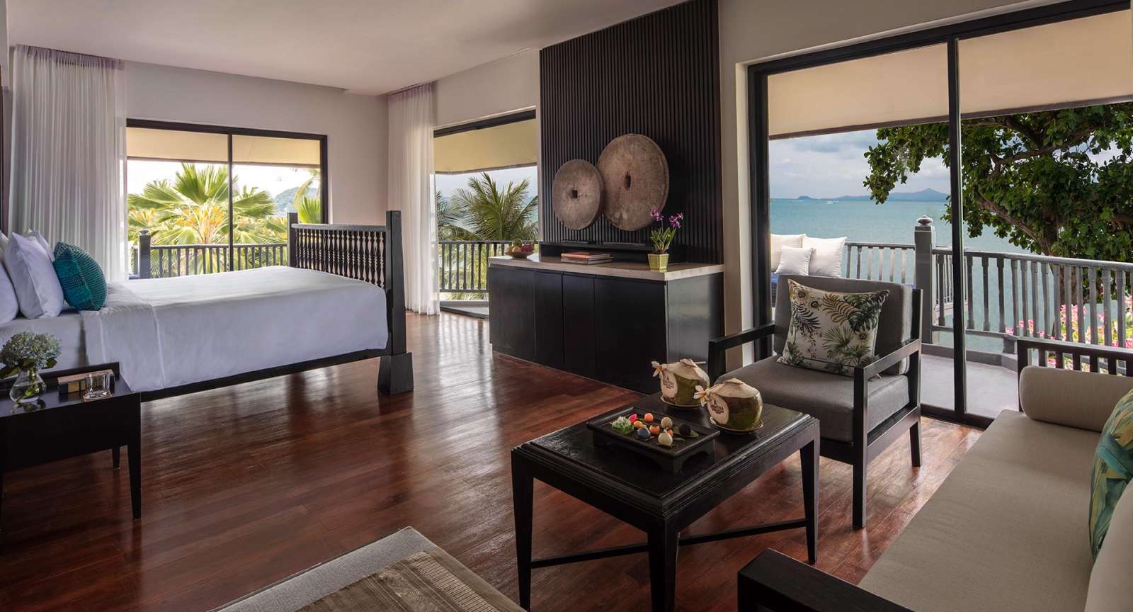Интерьер сьюта Luxury Beach Front с видом на море