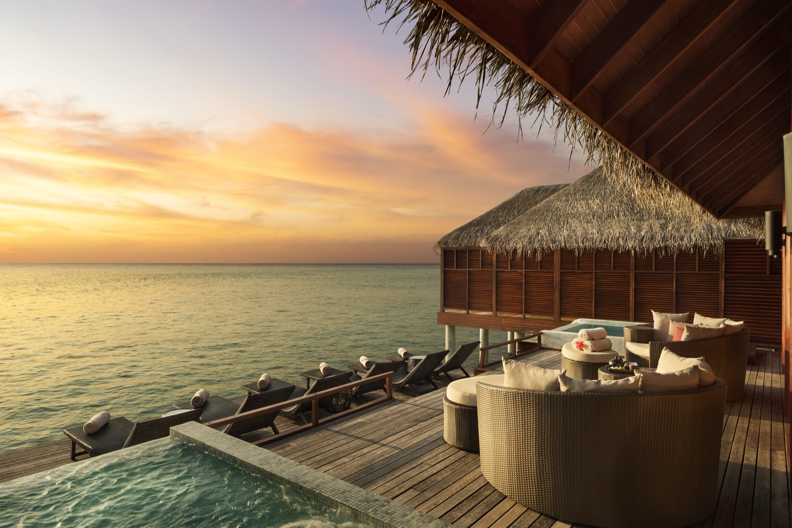 Зона отдыха спа-центра Anantara Spa над лагуной
