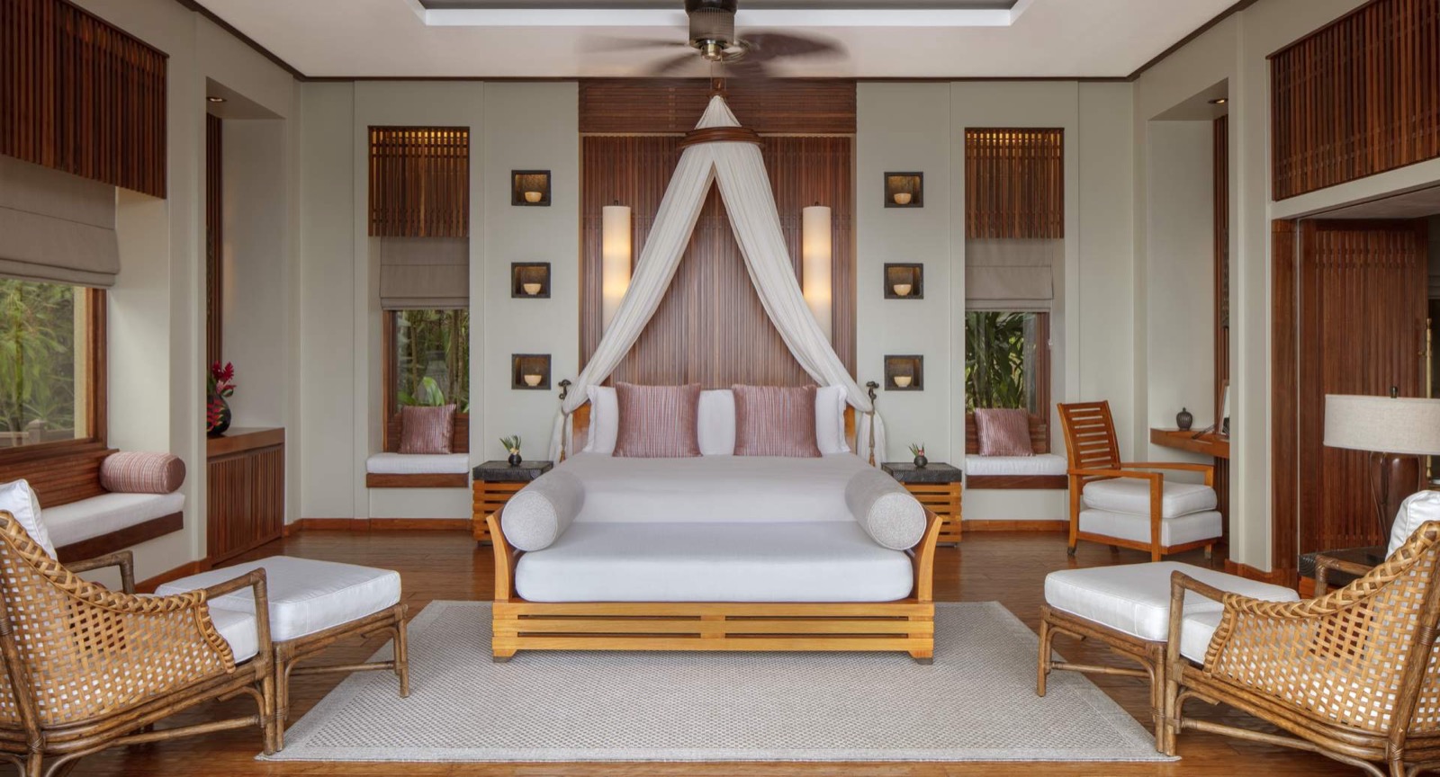 Спальня виллы категории Ocean View Pool Villa