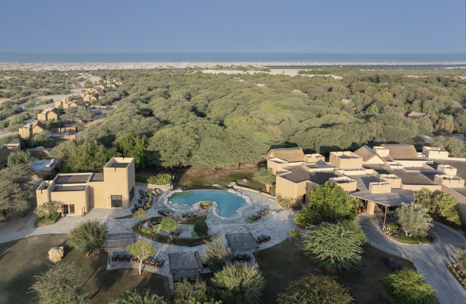 Аэровид на Anantara Al Sahel Villa Resort среди саванны острова-заповедника