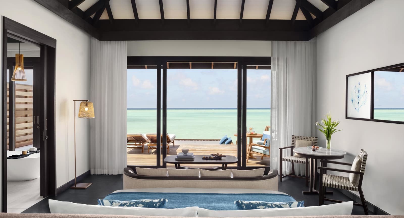 Спальня Deluxe Over Water Pool Villa