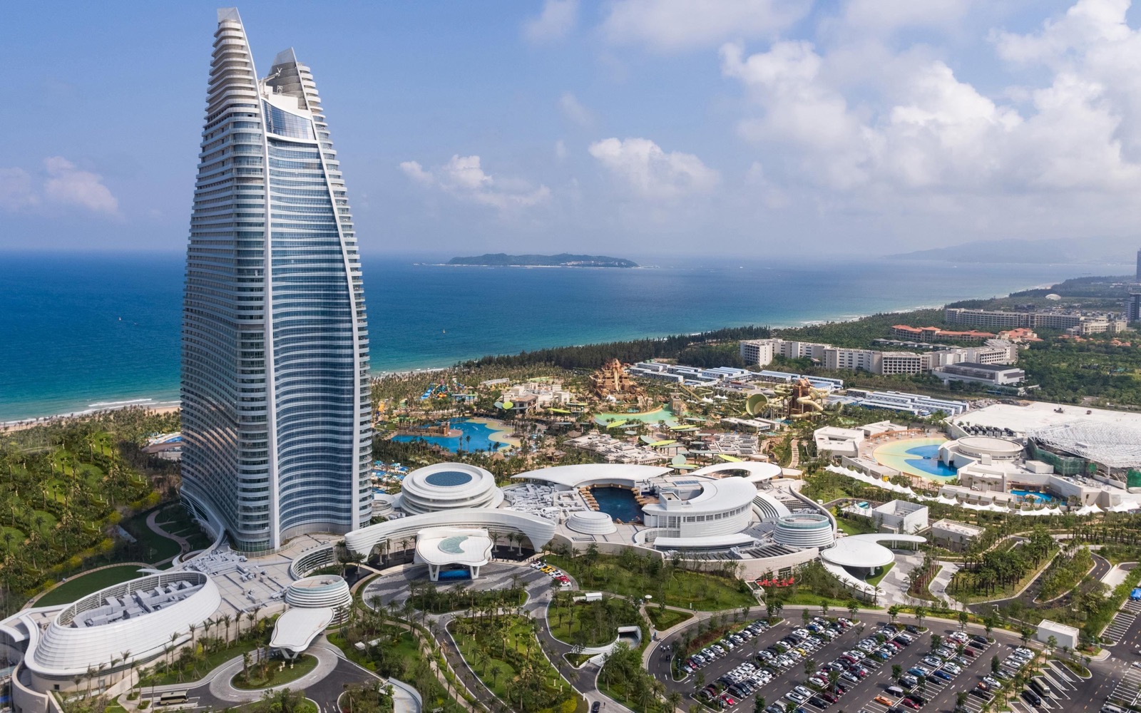 Панорама курорта Atlantis Sanya на берегу бухты Хайтан