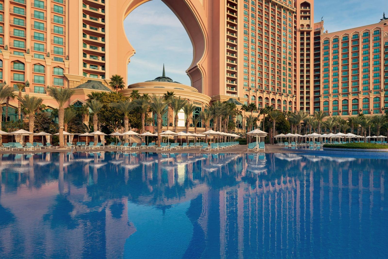 Главный бассейн у подножия арки Atlantis