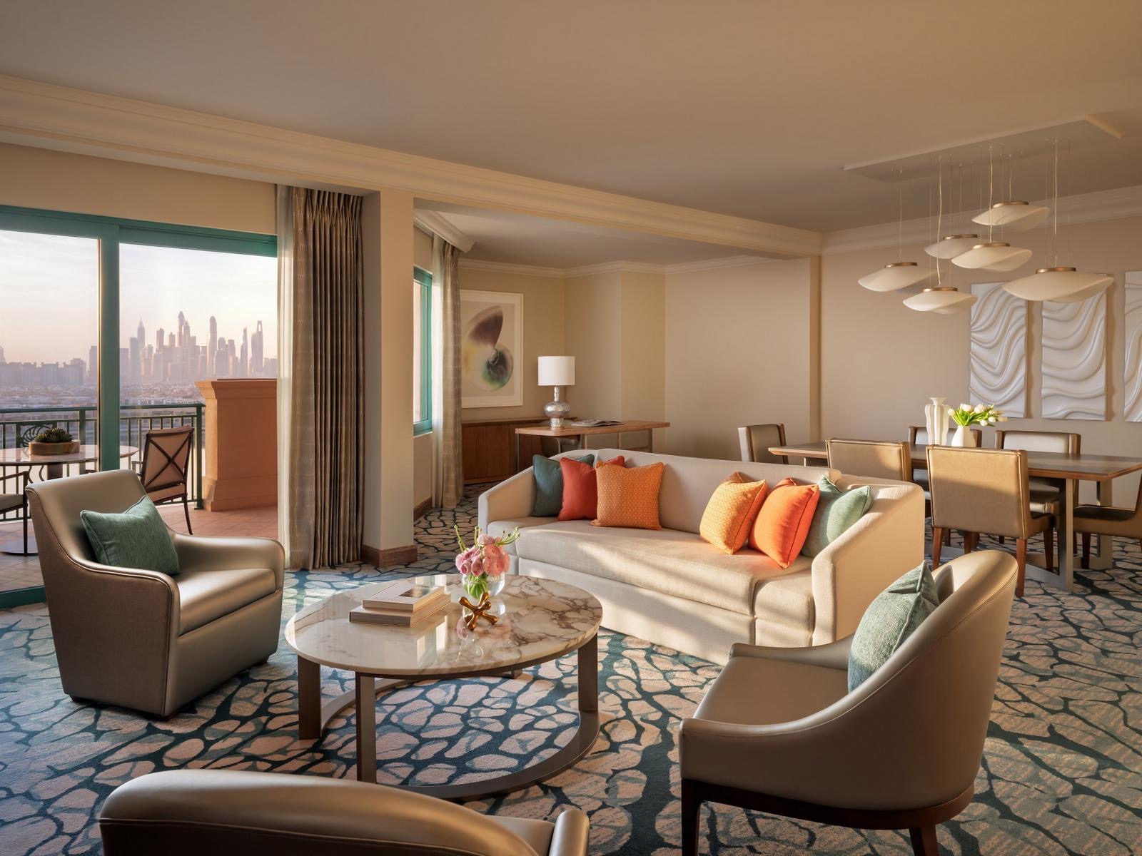 Гостиная Regal Suite с панорамой Дубая
