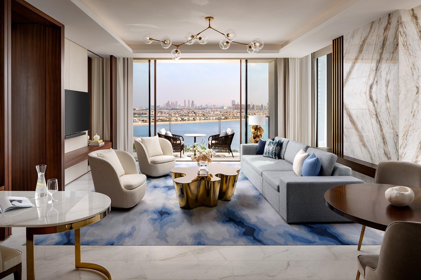 Гостиная сьюта Sky Terrace Suite с панорамным видом