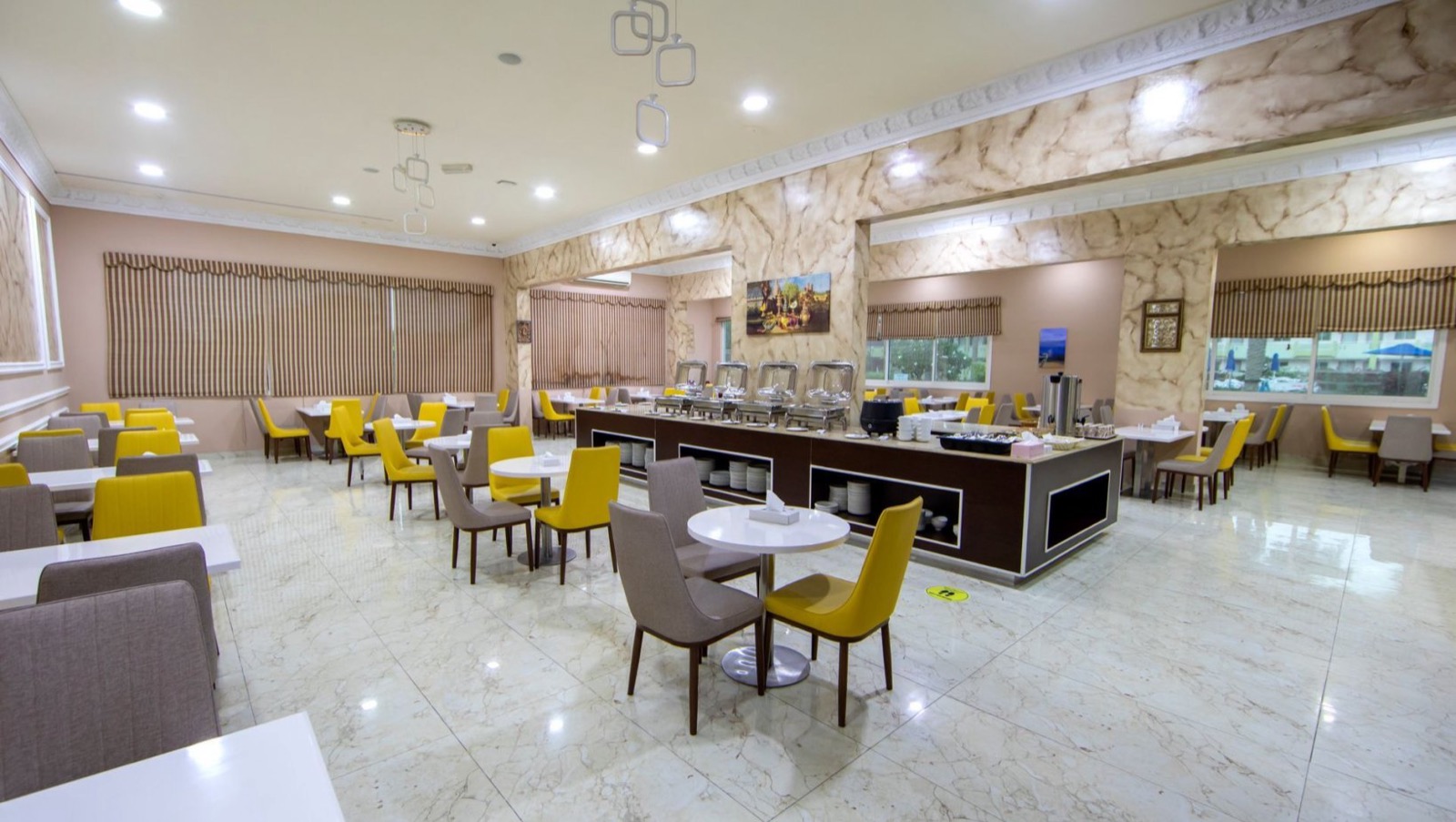 Waves Restaurant & Bar — зал для завтраков и ужинов