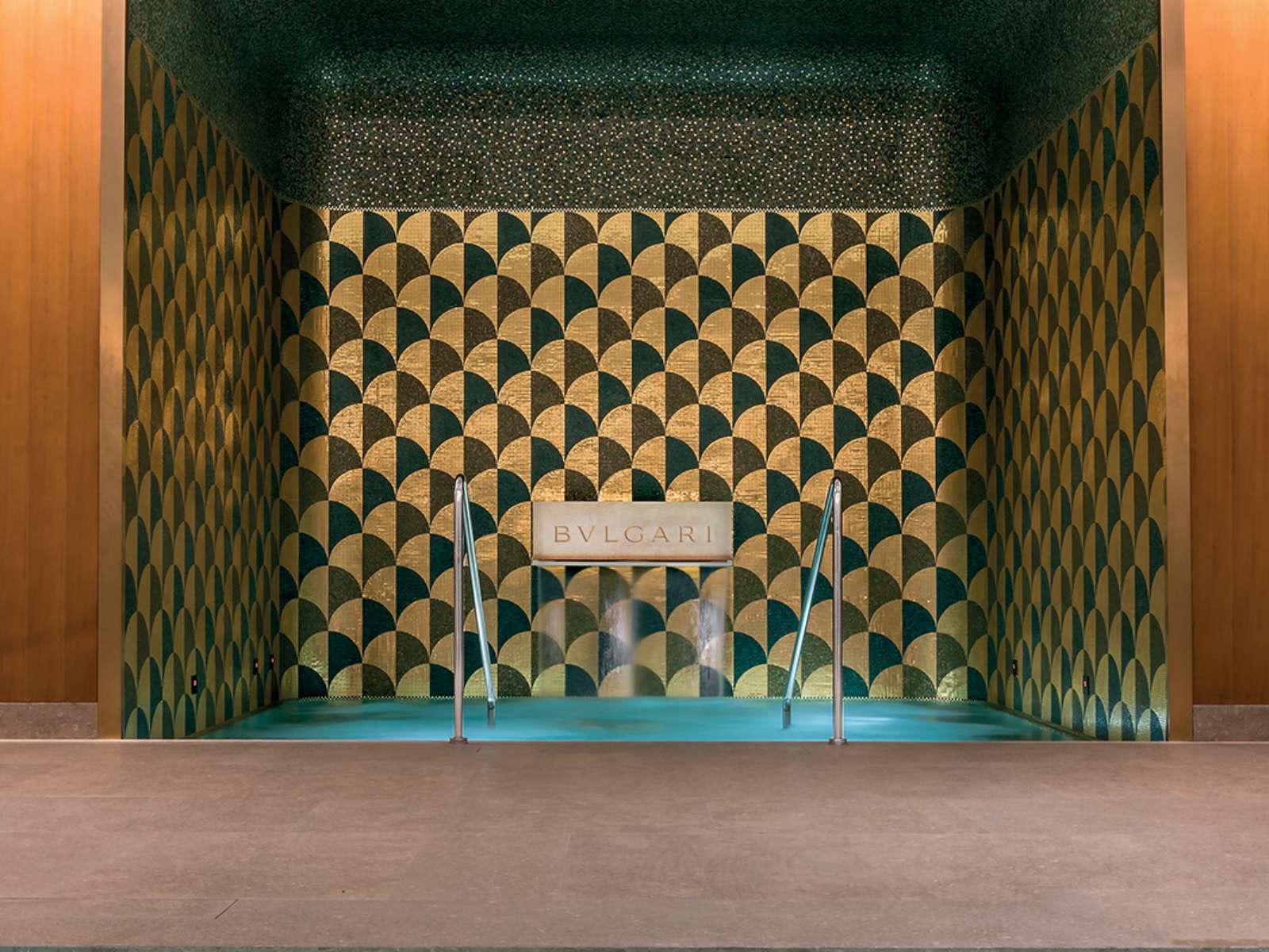 Бассейн Bvlgari Spa в золотисто-зелёной мозаике