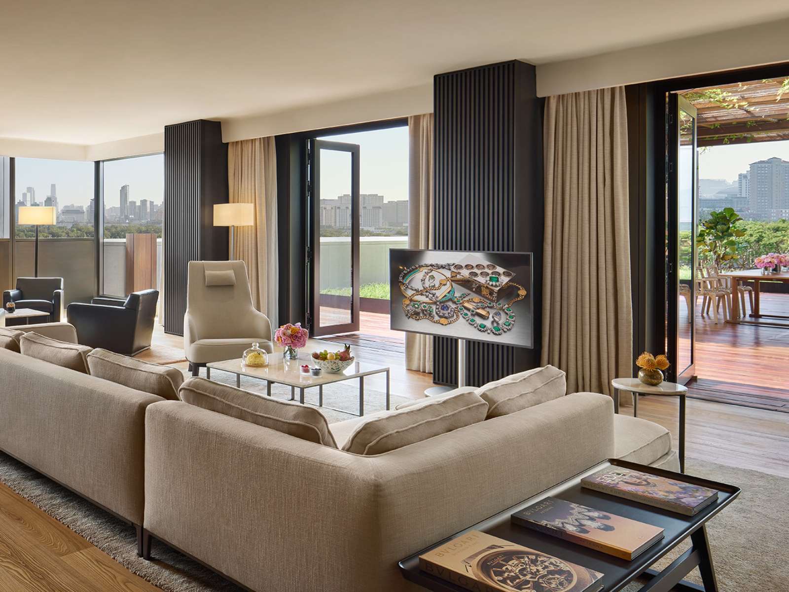 Гостиная Terrace Suite с террасой и видом на город