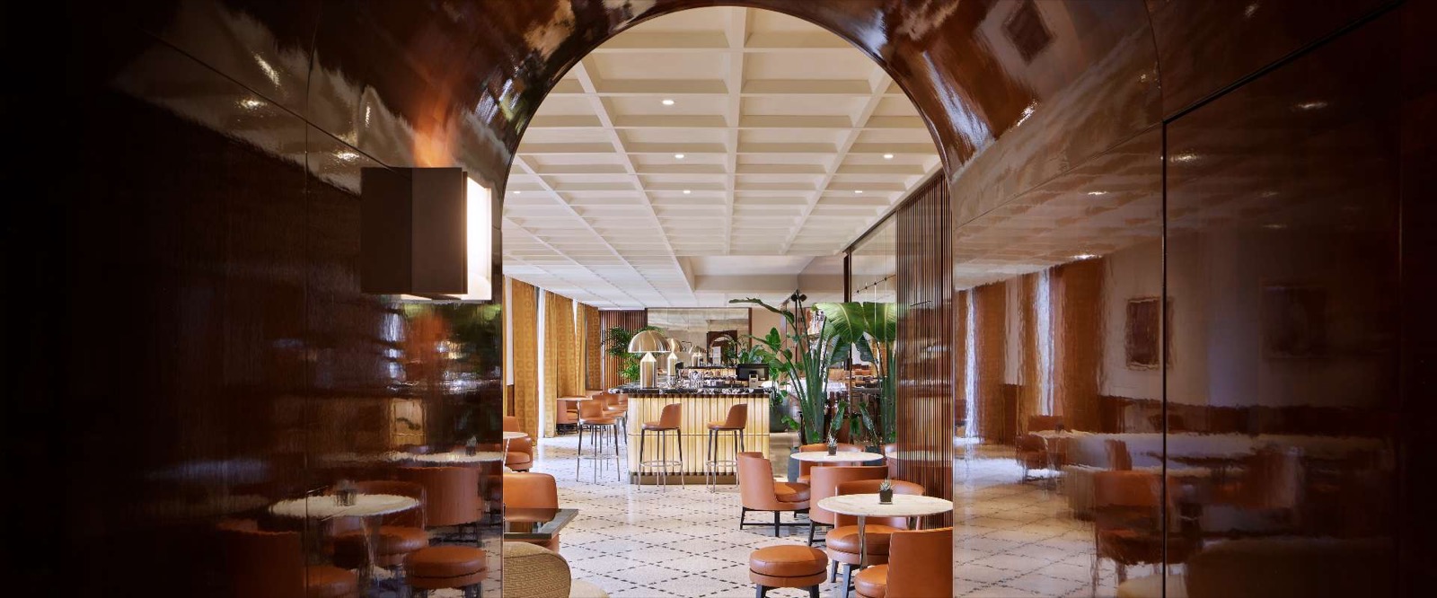 The Bvlgari Bar с чёрной мраморной стойкой