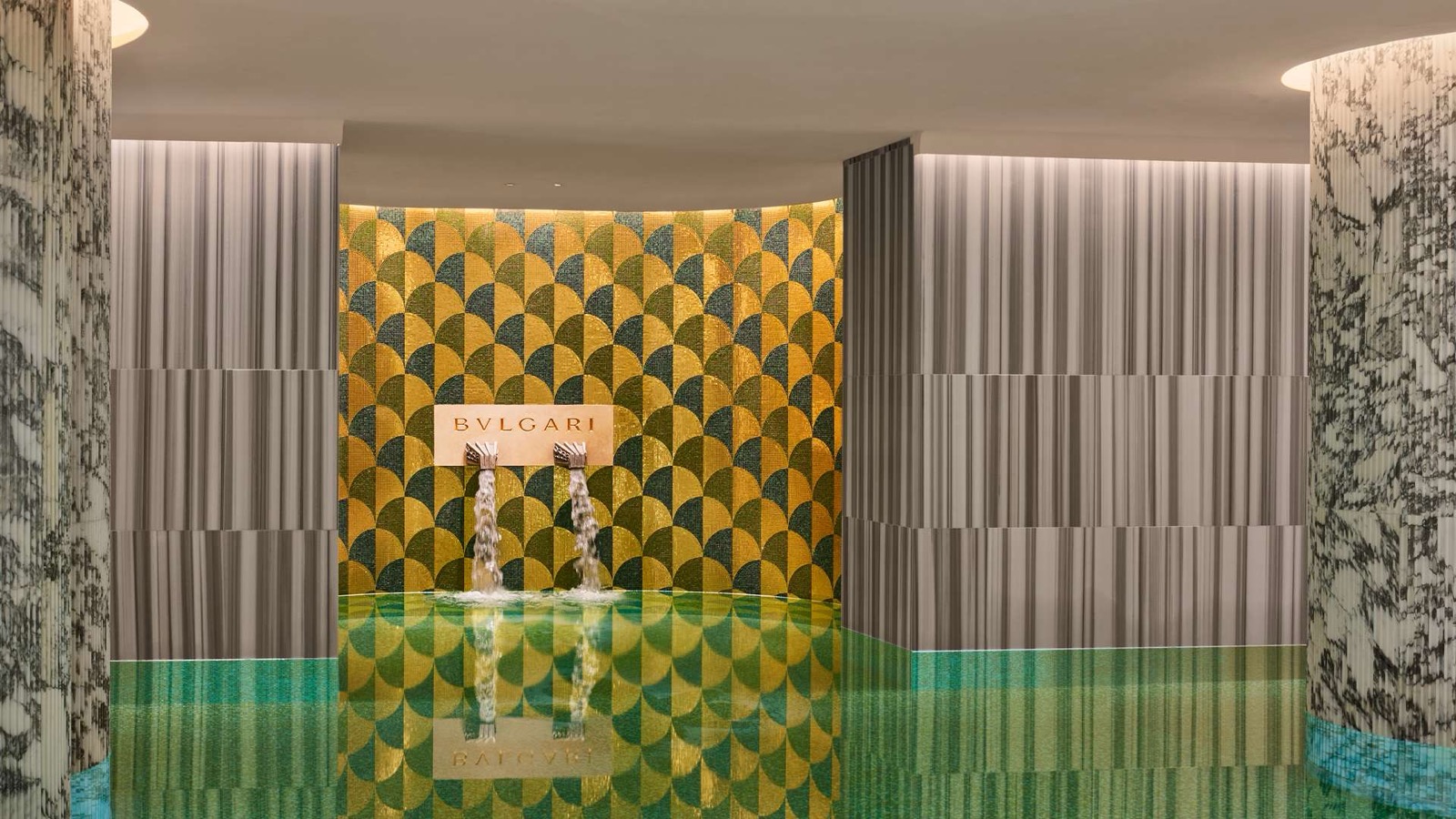 Бассейн Bvlgari Spa с золотой мозаикой в духе римских терм