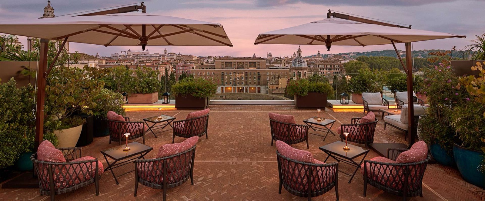 Руфтоп La Terrazza с панорамой крыш Рима на закате