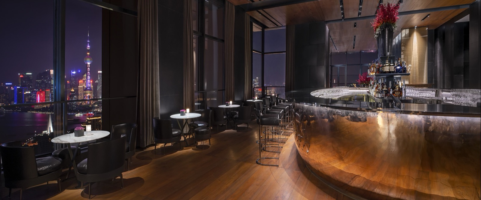 The Bvlgari Bar с овальной бронзовой стойкой и видом на Пудун