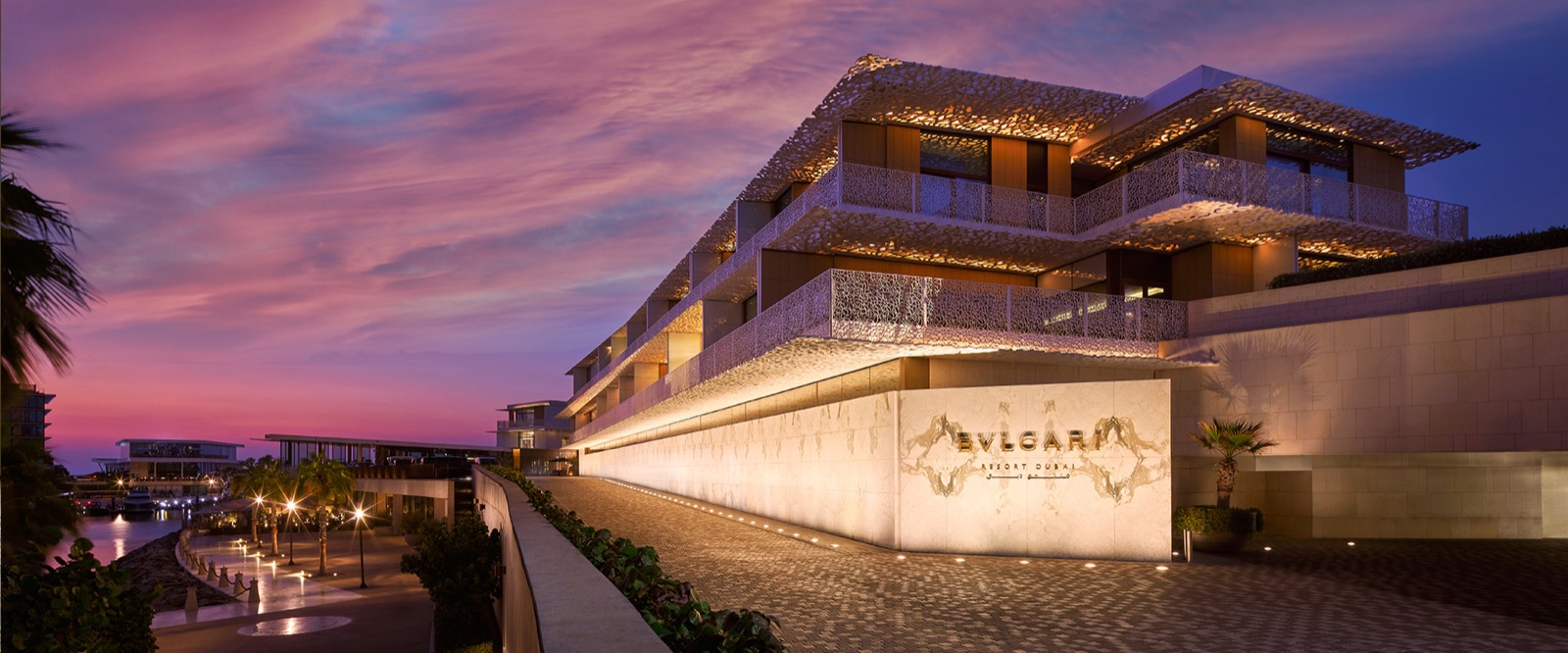Bvlgari Resort Dubai на острове Jumeira Bay в сумерках