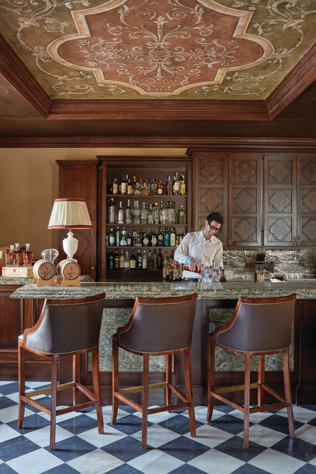 Bar Visconti под расписным сводом