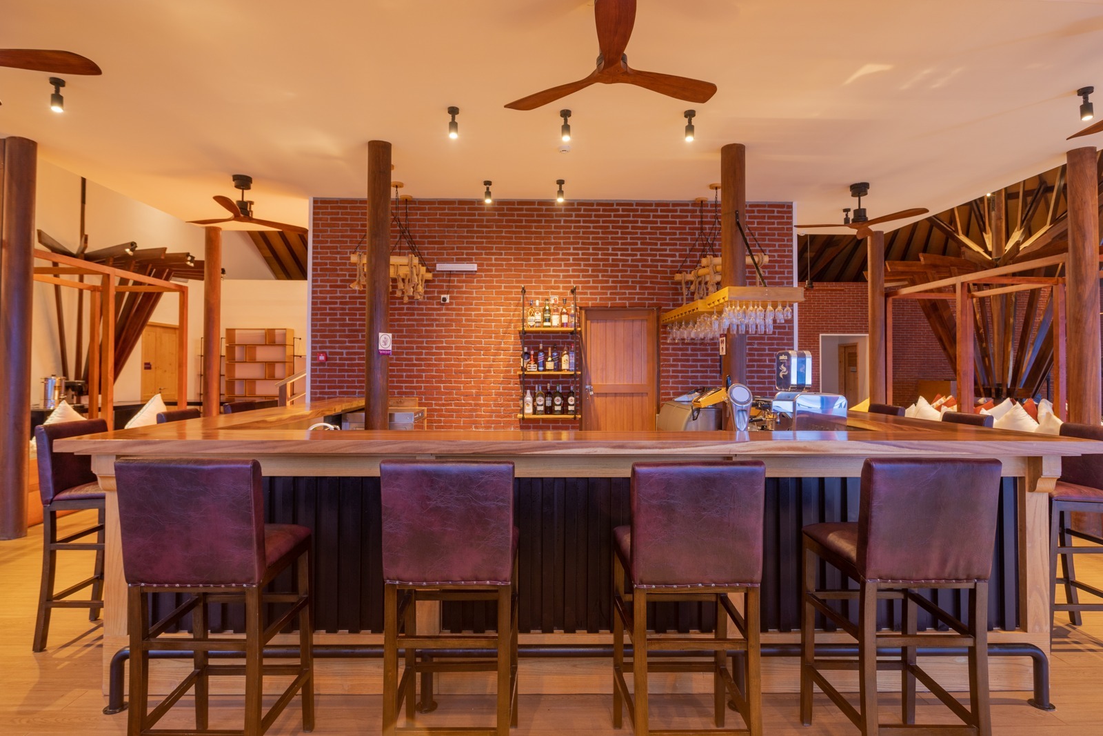Sunset Bar у воды