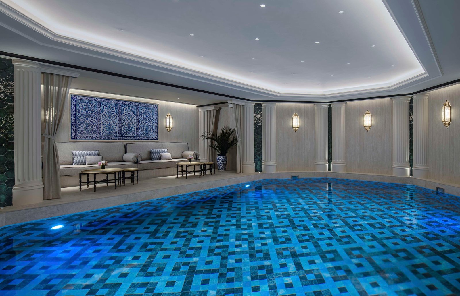 Крытый бассейн Sanitas Spa с изникскими изразцами