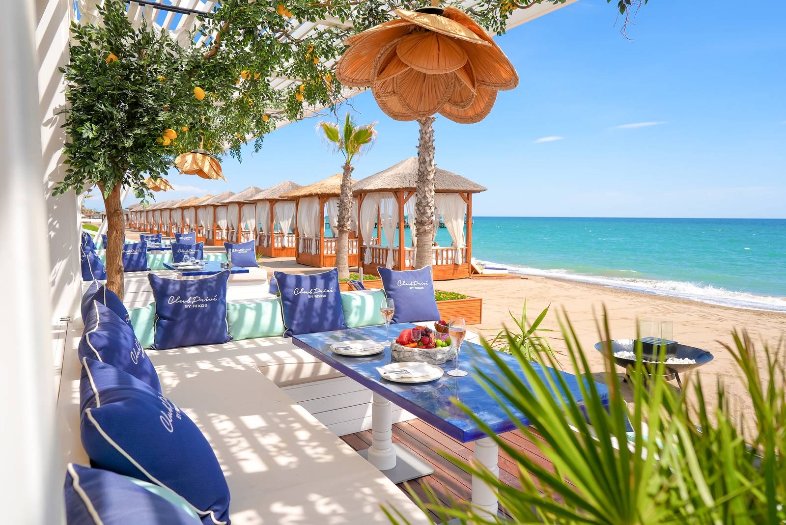 The Beach Lounge на собственном пляже