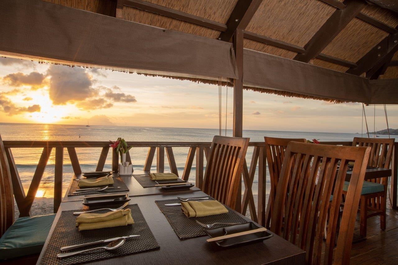 Терраса Ocean Deck Bar на закате над океаном