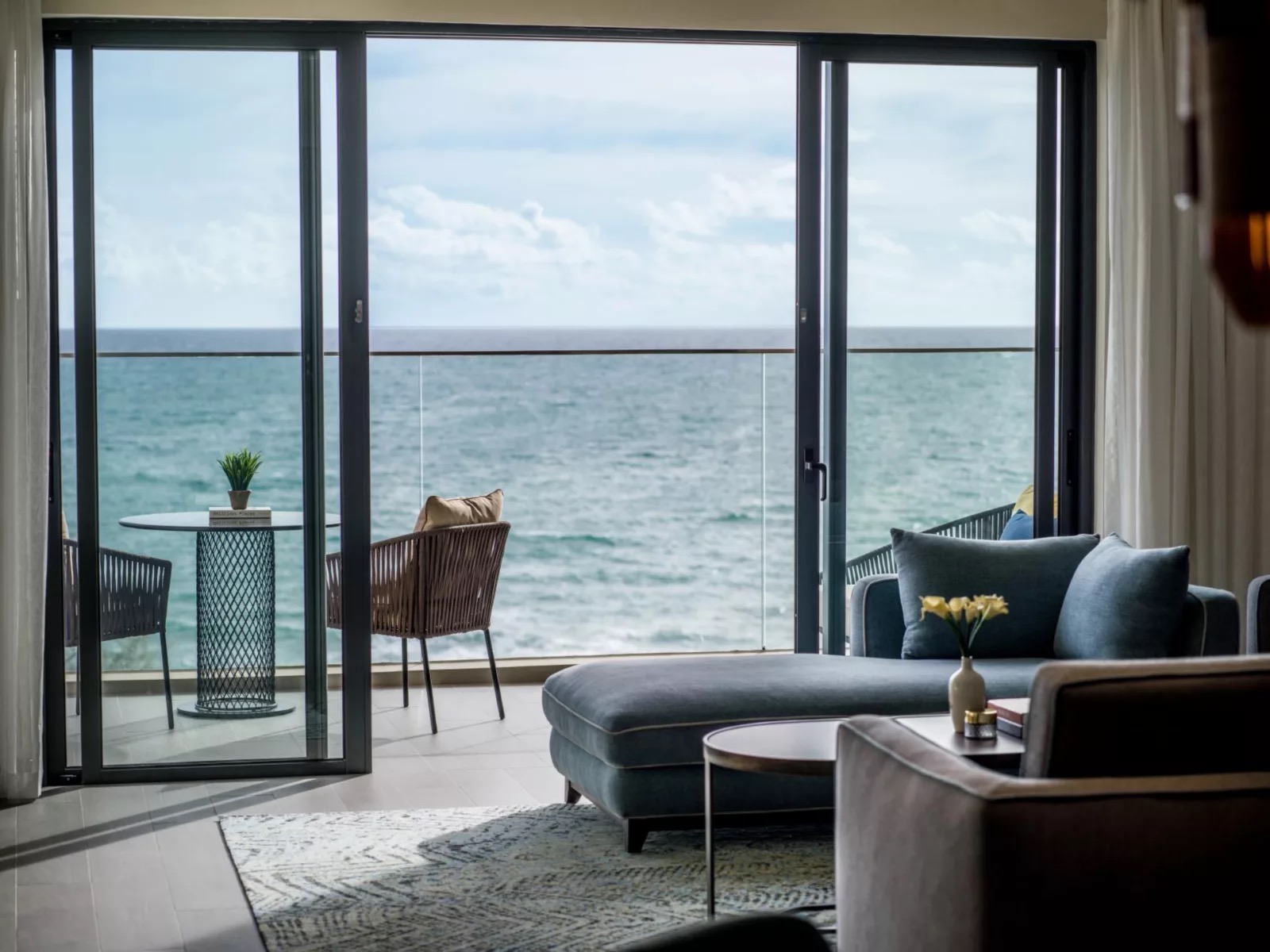 Люкс Grand Oceanfront с балконом и видом на море