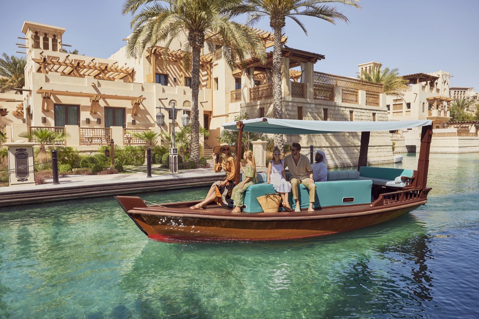 Абра скользит по каналам между летними домами Madinat Jumeirah