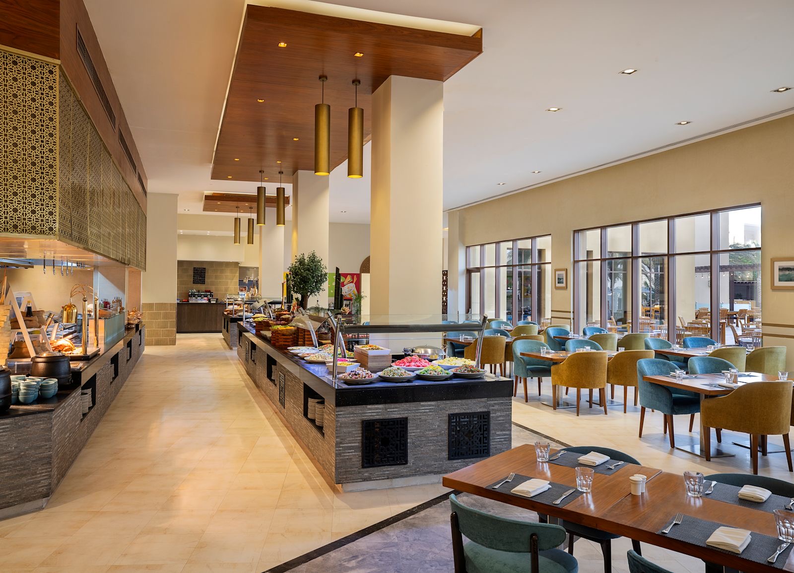 Marjan Restaurant — основной ресторан с интернациональной кухней