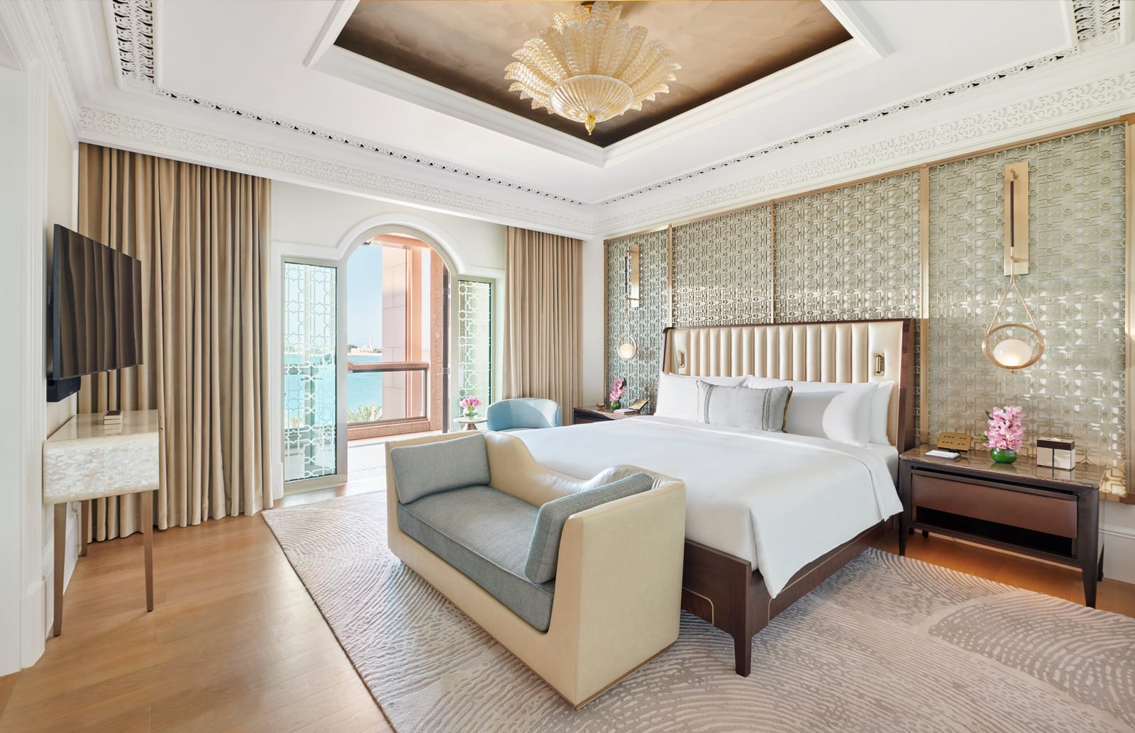 Спальня Sea View Suite с выходом на террасу к морю