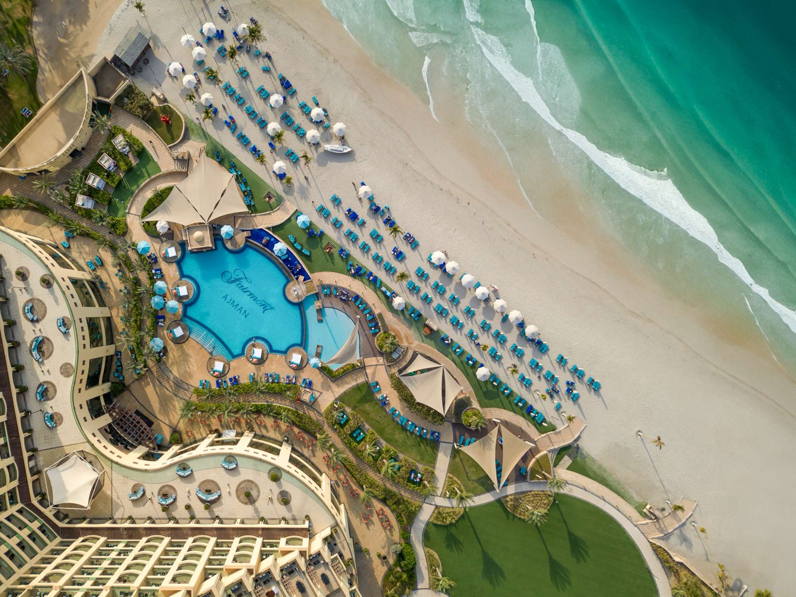 Фасад Fairmont Ajman на берегу Персидского залива