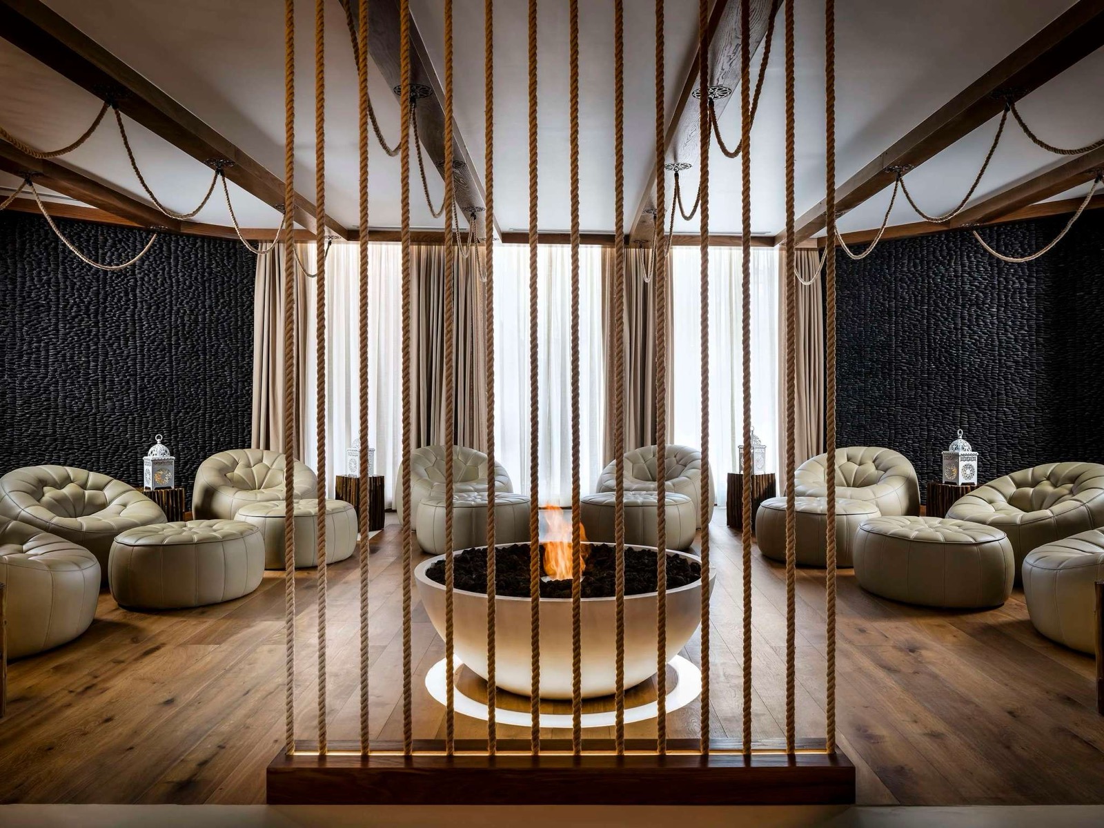 Luxura Spa — лаунж-зона отдыха с очагом