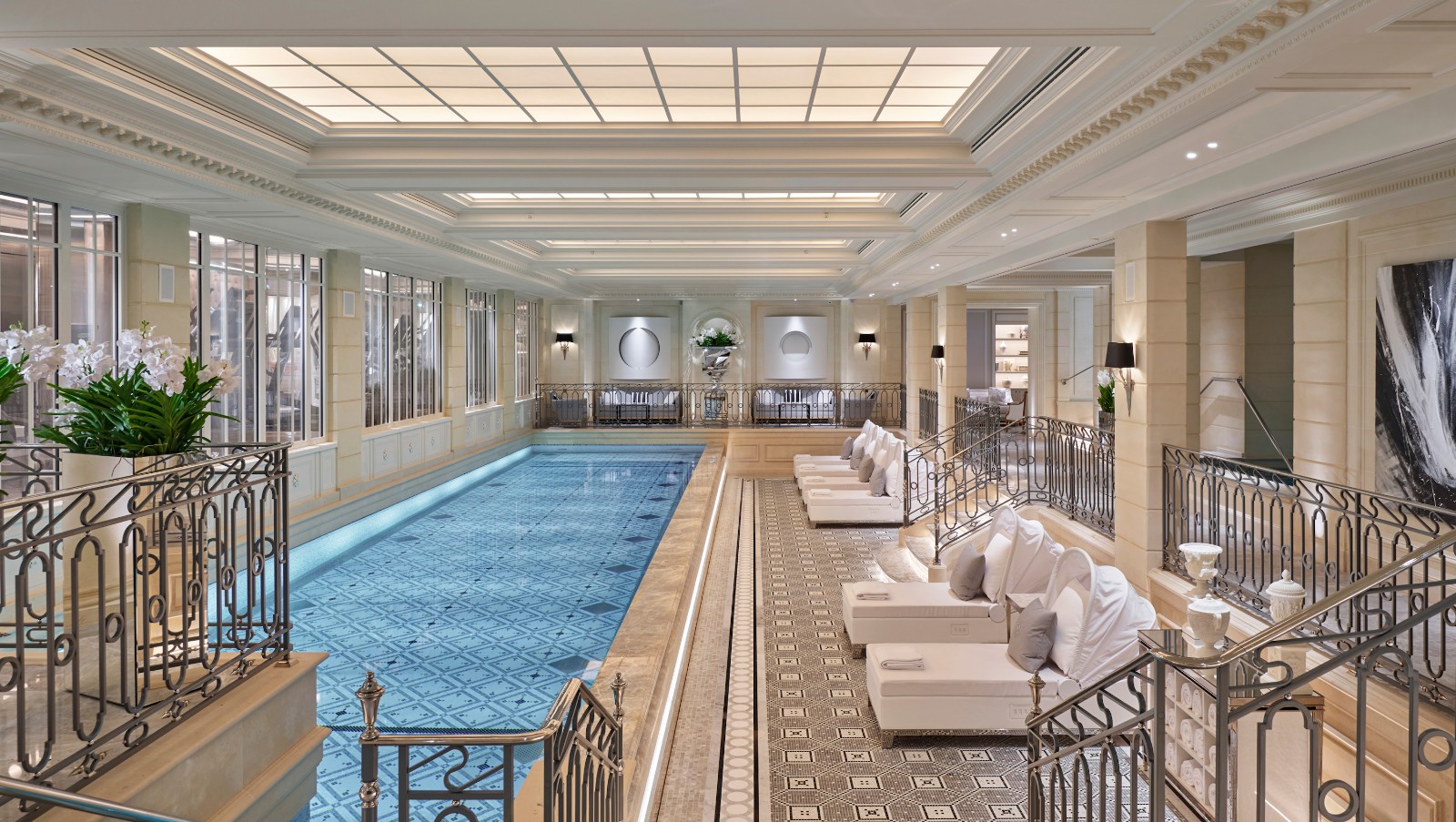 Крытый бассейн Le Spa длиной 17 метров