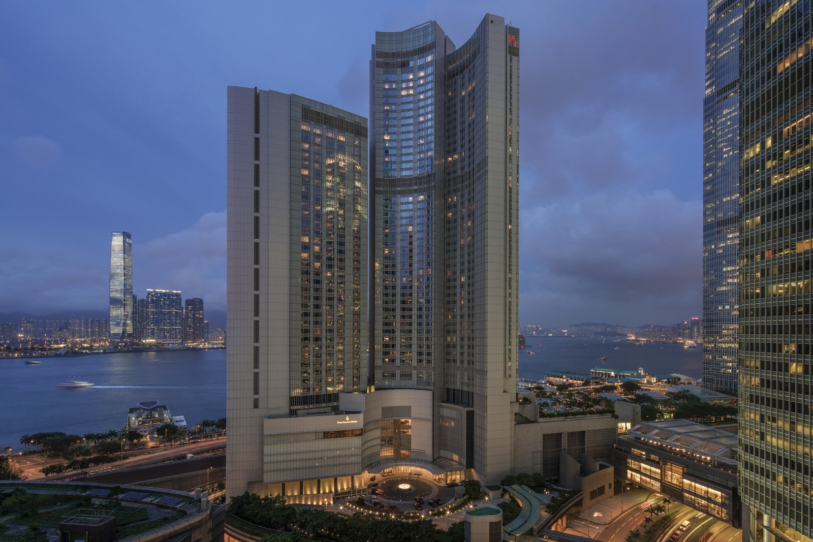 Башня Four Seasons над деловым центром Central в сумерках