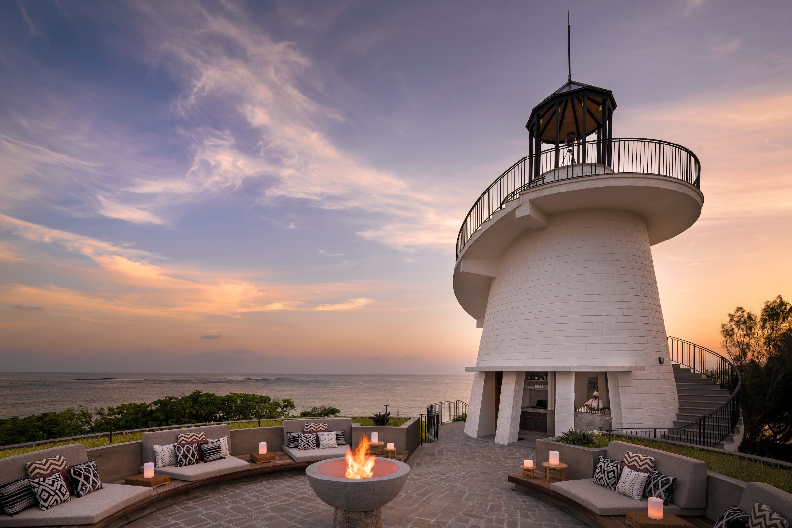 Ресторан The Lighthouse на закате с очагом и фонарями