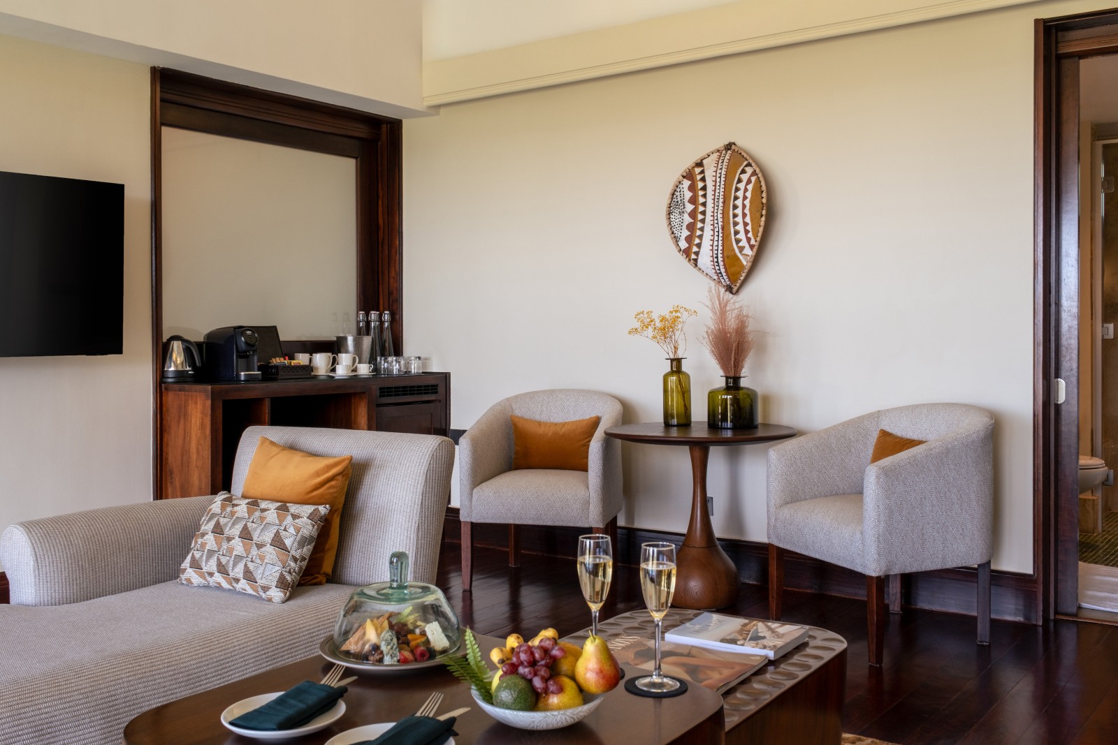 Гостиная зона Terrace Suite с видом на водопой