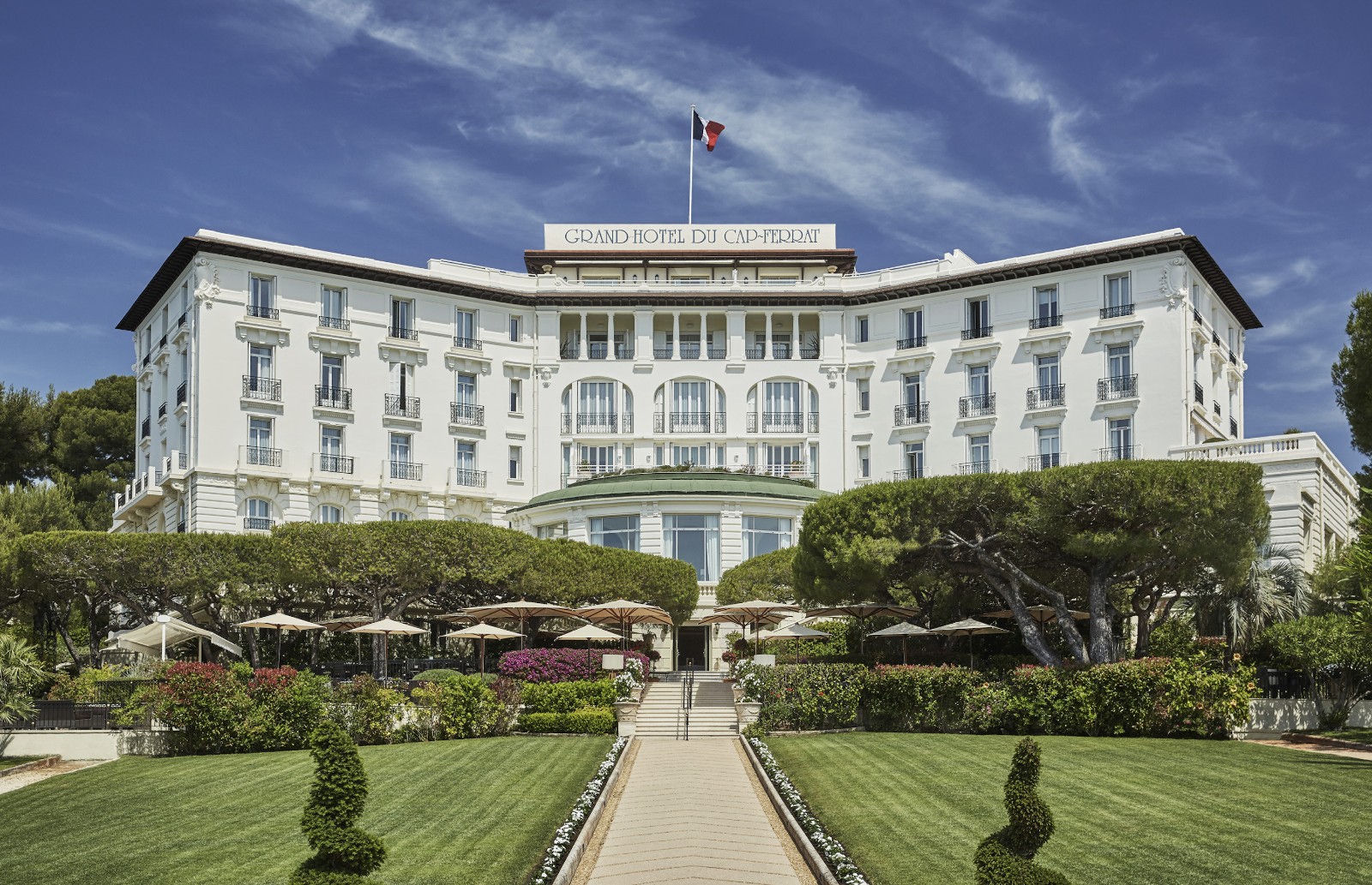Историческое здание Grand-Hôtel du Cap-Ferrat 1908 года на оконечности мыса