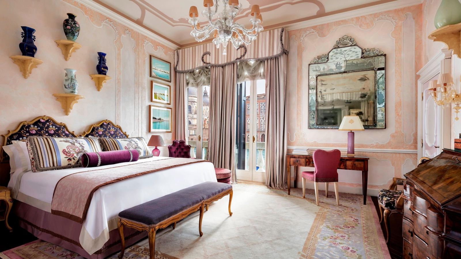 Интерьер Royal Suite с венецианским антиквариатом