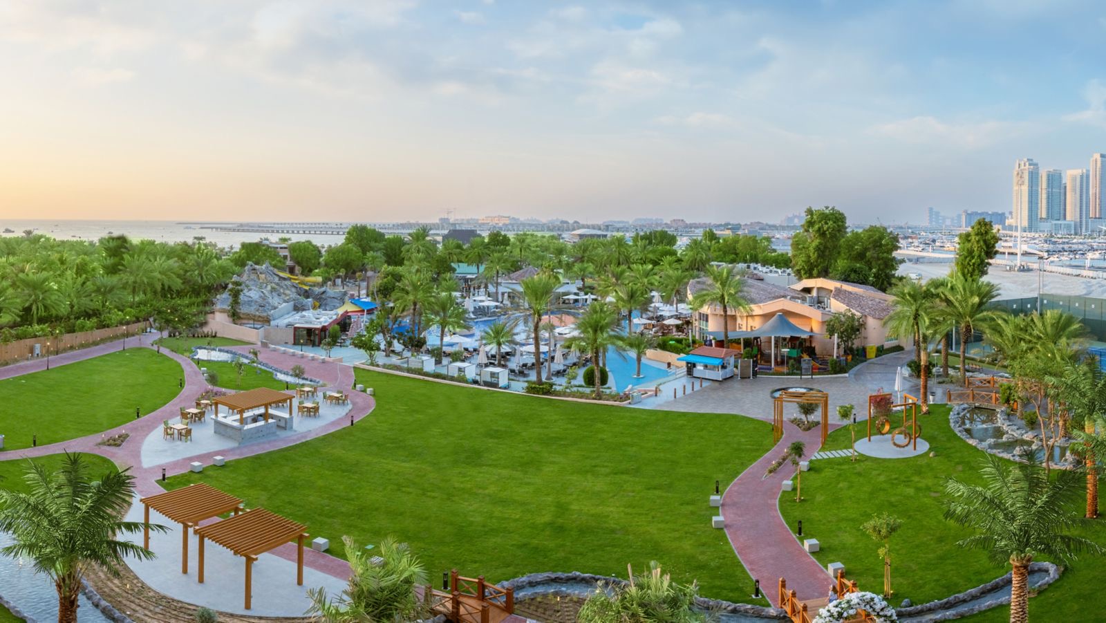 Панорама садово-бассейновой зоны и колеса Ain Dubai