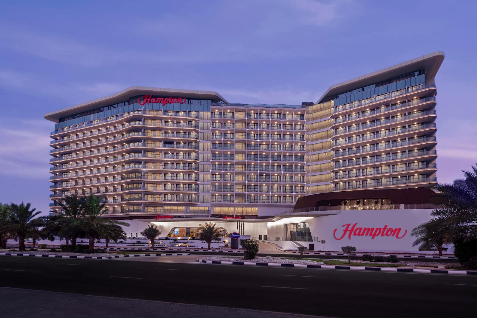 Здание отеля Hampton by Hilton Marjan Island