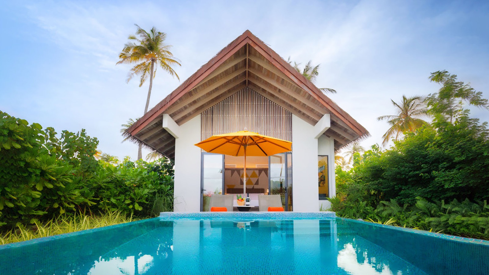 Терраса Gold Beach Pool Villa с приватным бассейном