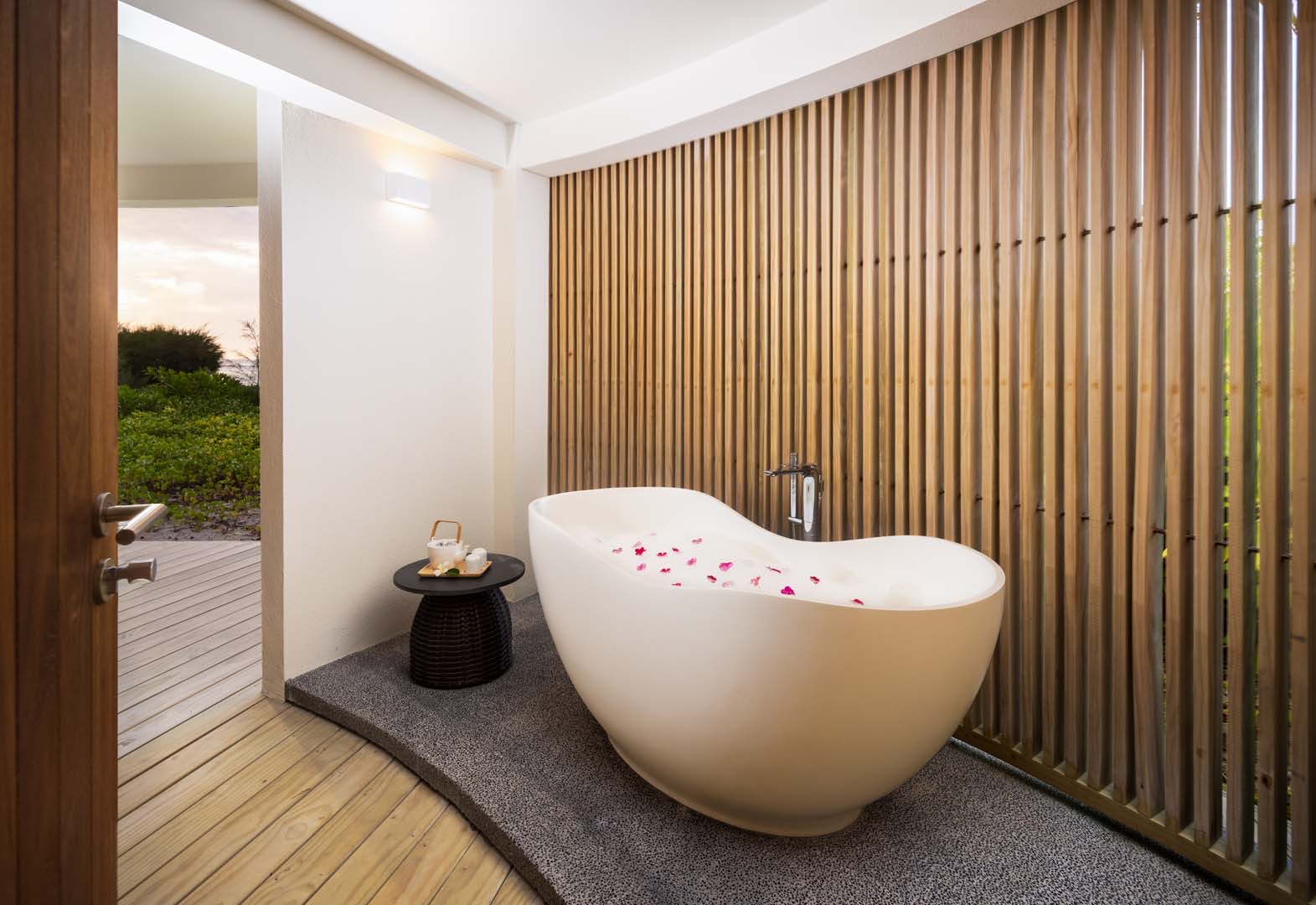 Открытая ванна в спа Rock Spa