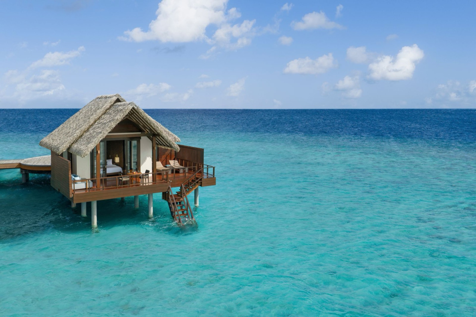 Overwater Ocean Villa со стеклянным полом над лагуной