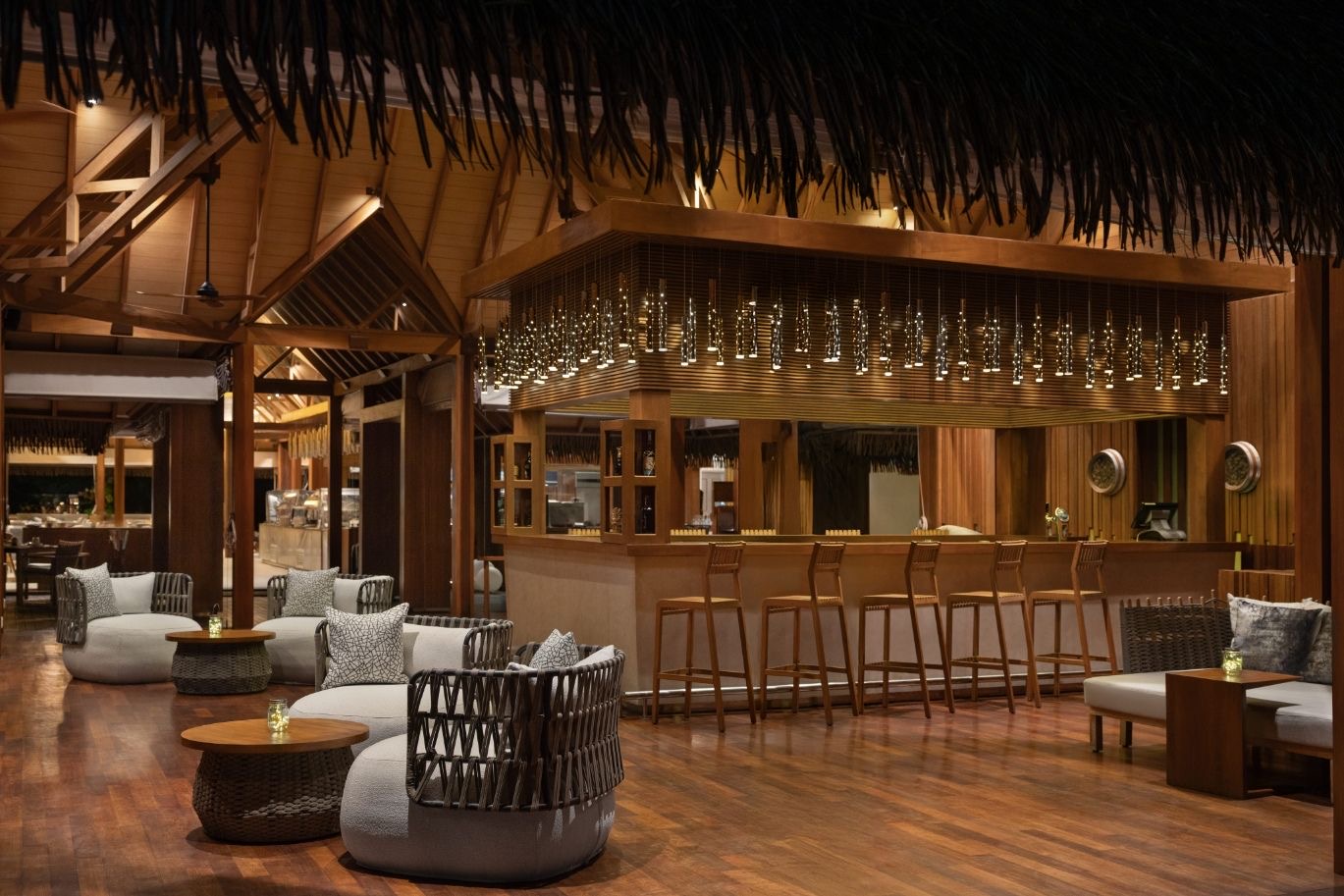 Оверватер-бар Ralu Lounge с панорамой на океан