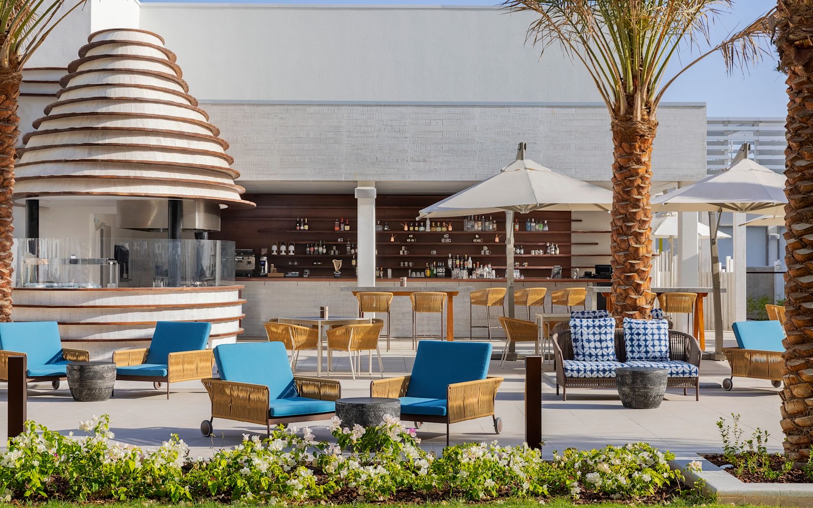Capila Pool Bar & Grill у бассейна