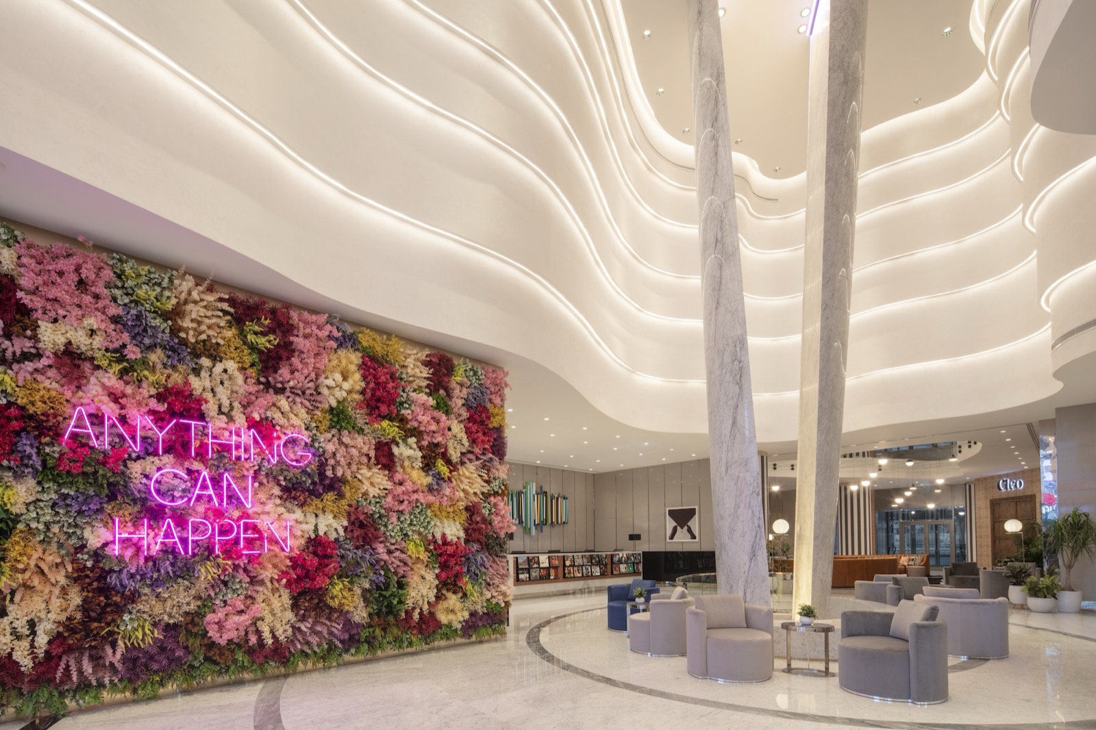 Лобби Hyde Dubai со скульптурным освещением